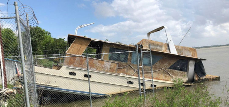 Junk Boat Removal Service in Fernando Salinas, TX